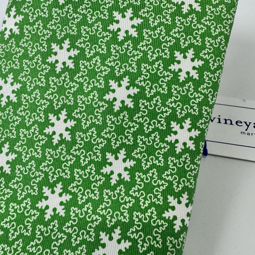 Vineyard Vines Mens Green Snowflake Silk Tie Holiday Winter 1T0911-315 NEW - Picture 3 of 7